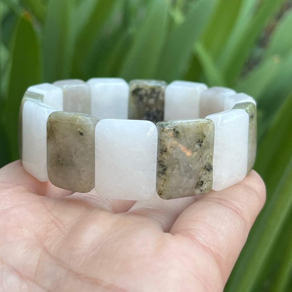 Stretchable prehnite soft bangle